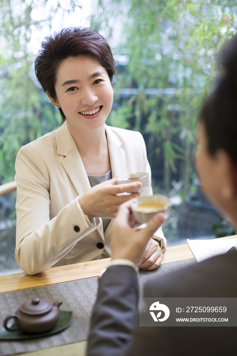 商务人士在茶馆谈生意