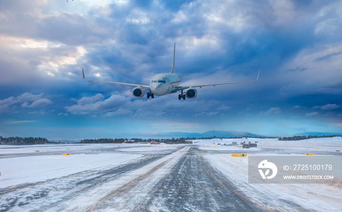 客机降落到有雪跑道的机场