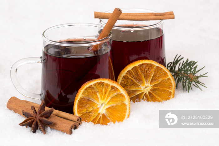 Glühwein an Weihnachten im Winter Getränk Alkohol im Schnee