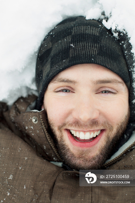 躺在雪地里的男人