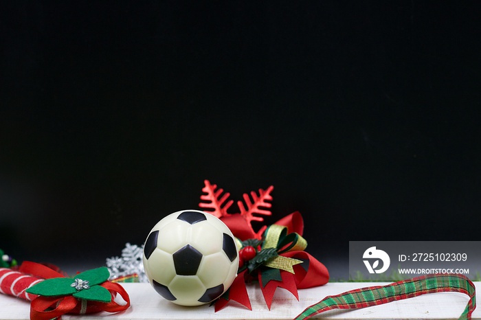 黑色背景足球圣诞和圣诞装饰