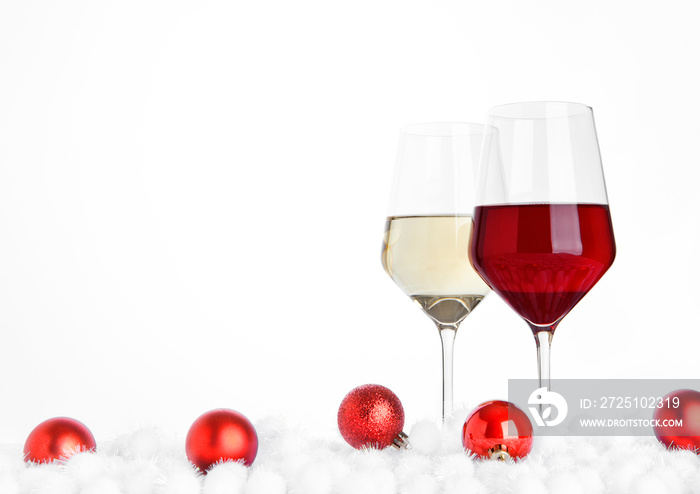 一杯带球的圣诞红白葡萄酒