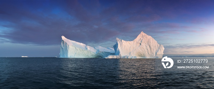 日落时的冰山。格陵兰岛的自然和景观。迪斯科湾。西格陵兰岛。夏日午夜苏