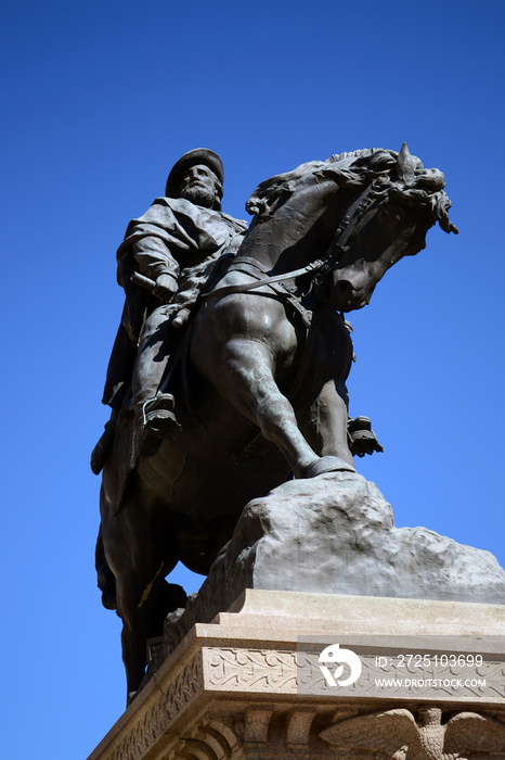在意大利波瓦利小镇罗维戈的主广场上，矗立着伟大的青铜马