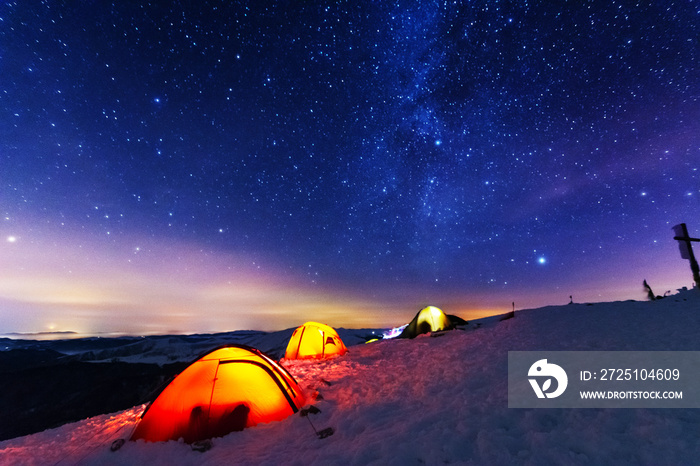 位于乌克兰喀尔巴阡山脉顶部的明亮的露营地，有五颜六色的旅游帐篷，位于