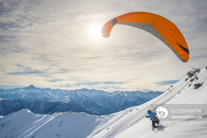 滑翔伞从雪坡升空