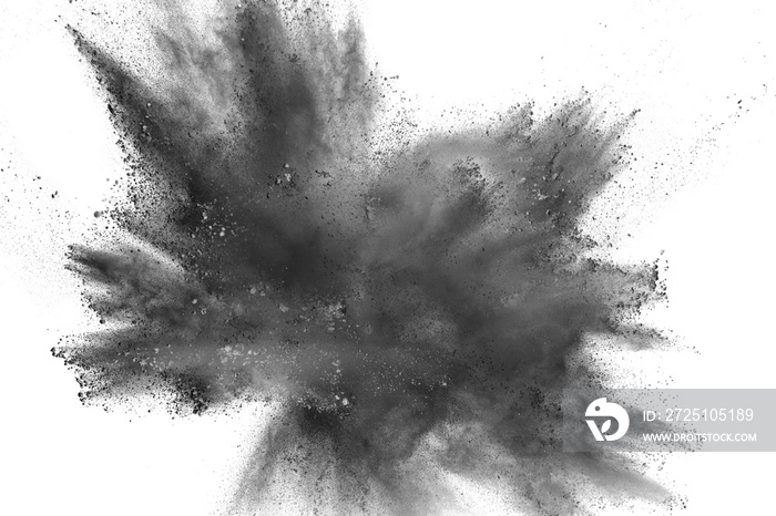 黑色粉末在白色背景下爆炸。黑色尘埃粒子的特写在隔离状态下爆炸
