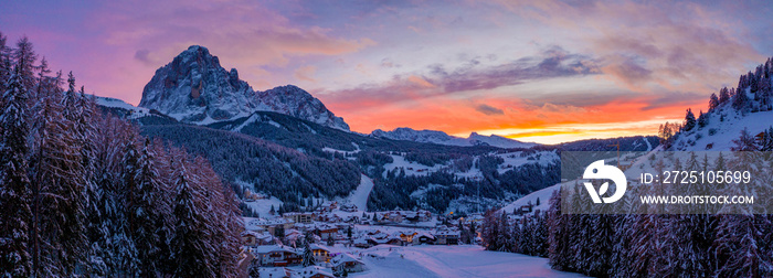 Val Gardena滑雪度假小镇附近的意大利阿尔卑斯山多洛米蒂山脉上的神奇日落。