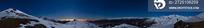 都灵城市灯光，月光下从白雪覆盖的阿尔卑斯山俯瞰夜景。月亮和猎户座，cle