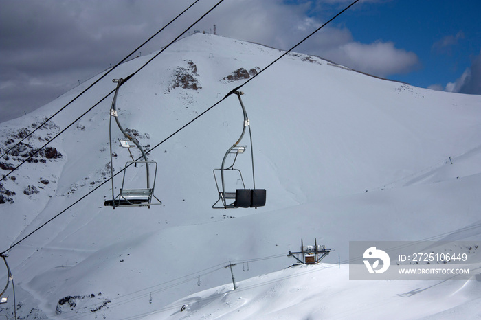 在智利的雪谷，可以欣赏到有圣诞气氛的雪山