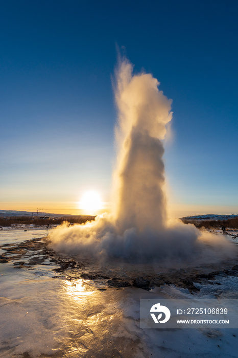 Geysir Strokkur Erruption auf Island im Winter bei Sonnenaufgang