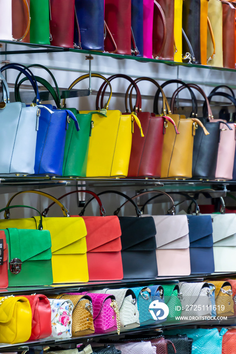 不同种类的皮包，色彩鲜艳，在意大利市场商店销售