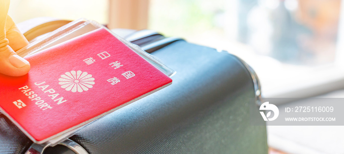 持日本护照带行李旅行或旅游的人，暑假概念，我