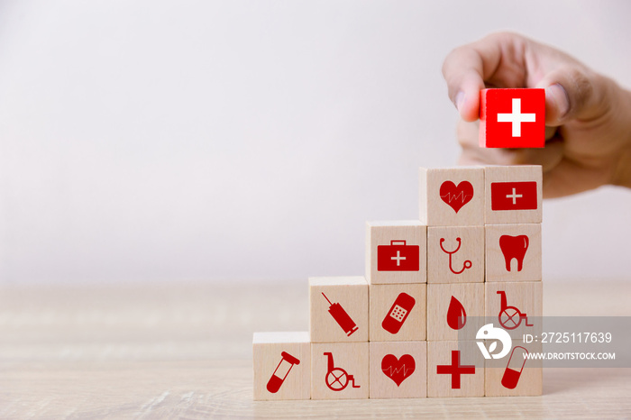 健康保险概念，手工排列木块，与图标医疗保健堆叠。