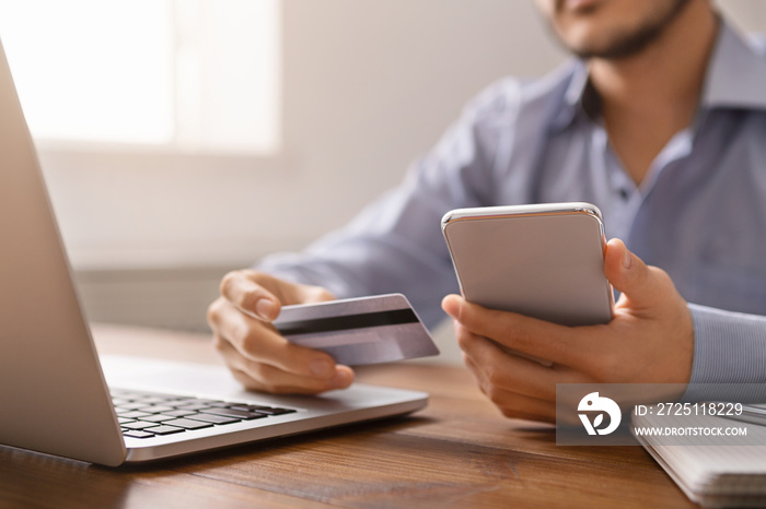 商人使用智能手机应用程序和信用卡在线支付账单