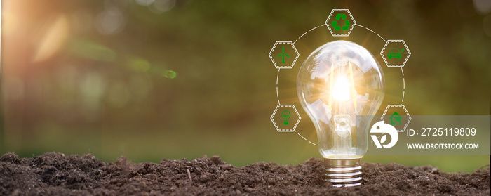 具有未来发电行业图标图形界面的绿色能源创新灯泡。