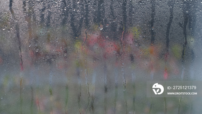 雨天，大雨落在窗户表面。恶劣天气概念。