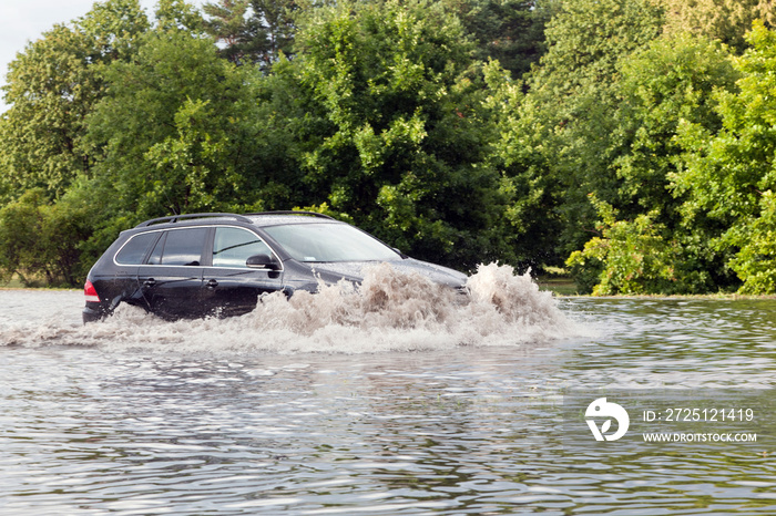 波兰格但斯克街头试图抵御洪水的汽车