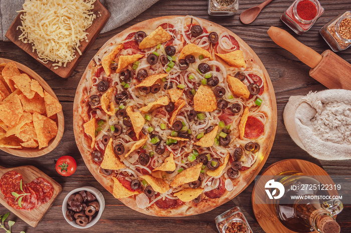 Pizza with mozzarella, onion, pepperoni, black olive, green peppers, nachos and oregano (Pizza mexic