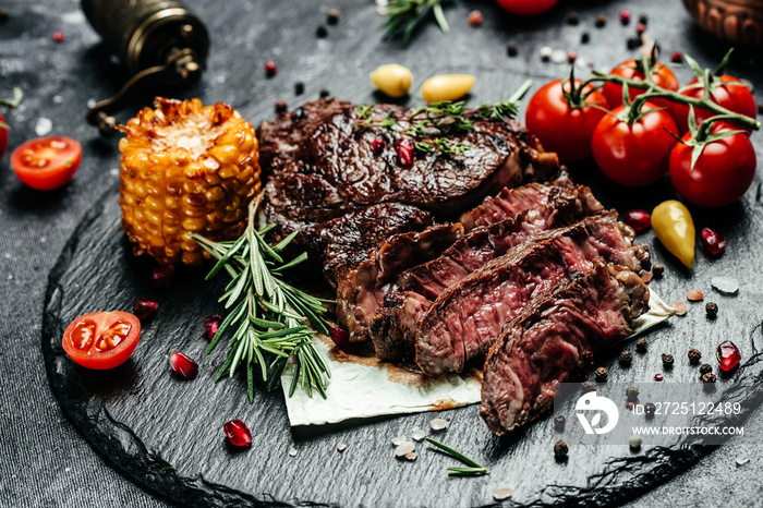 烤肉片牛排肋眼牛排中熟。食物配方背景。特写