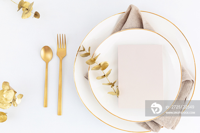 节日圣诞节、婚礼、生日餐桌，配有金色餐具和瓷盘