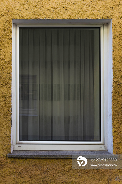 Einfaches Fenster mit Gardinen