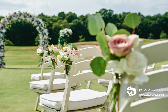 户外拱门两侧各有玫瑰花的白色木制椅子，复制空间。空椅子
1738439693,奶油水果蛋糕