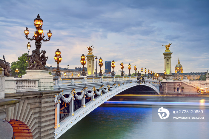 巴黎。位于法国巴黎的亚历山大三世大桥图片。