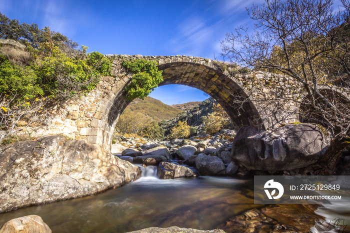 puente de Caslos V en la Garganta de los Infiernos , Valle del Jerte (España)