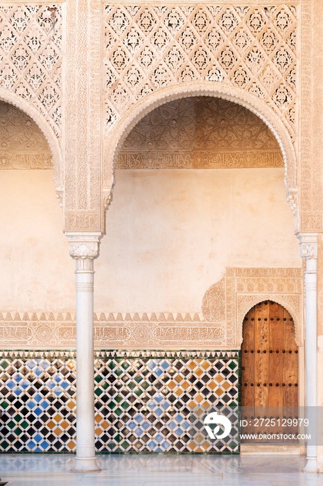 西班牙格拉纳达阿尔罕布拉宫的摩尔式拱门和柱子
