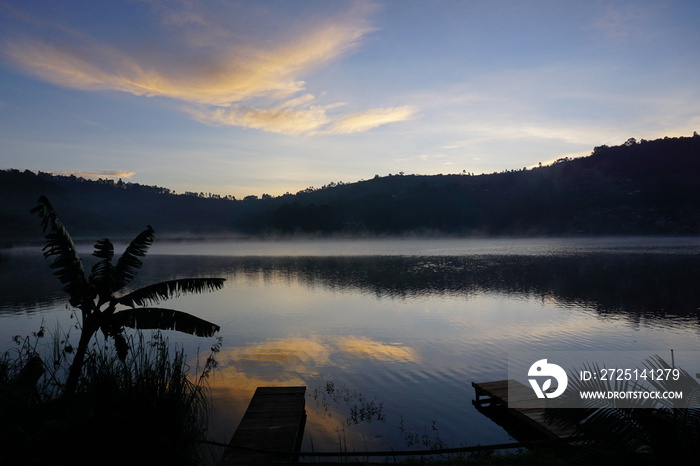 日出前，Bunyonyi湖的蓝色时刻