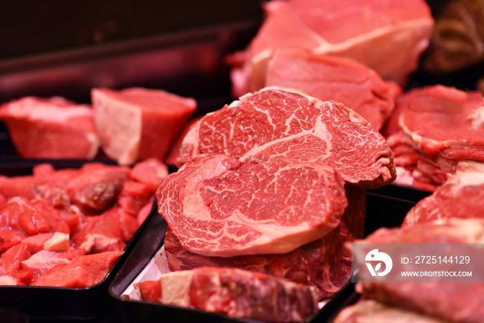 Fleisch in einer Theke im Supermarkt für den Verkauf // Meat in a counter in the supermarket for sel