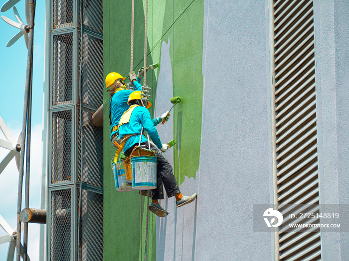 油漆工在建筑物外部喷漆