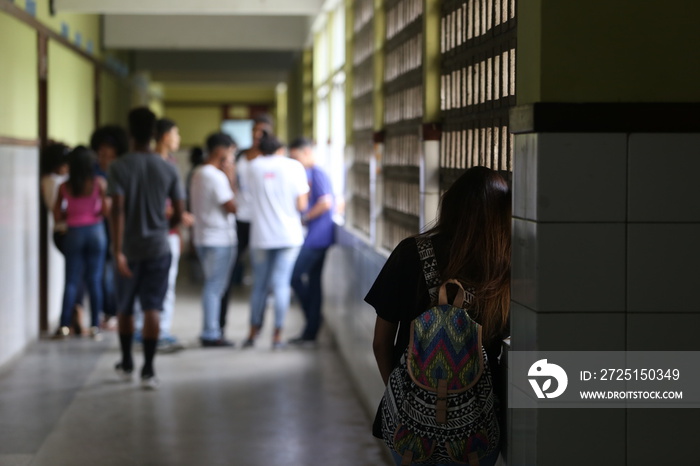 学生进行英语模拟考试