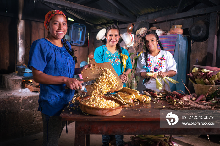 Retrato de Mujeres Xincas pelando y cortando elotes壁画在安提瓜岛的一个地方