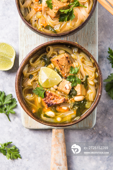 味噌拉面亚洲面汤，碗里有豆豉或豆豉。健康饮食的健康食品