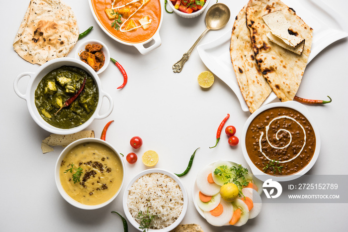午餐或晚餐的印度什锦食品、米饭、扁豆、paneer、dal makhani、naan、酸辣酱、香料
