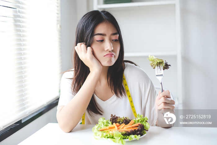 这个女孩吃蔬菜时表情很无聊。她想吃美味的食物。节食，Cl