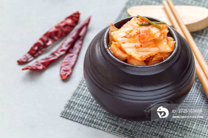 泡菜卷心菜。陶瓷罐韩国开胃菜，卧式