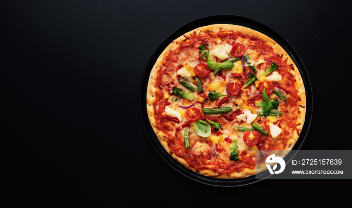 新鲜素食披萨配番茄、奶酪和蔬菜俯视图