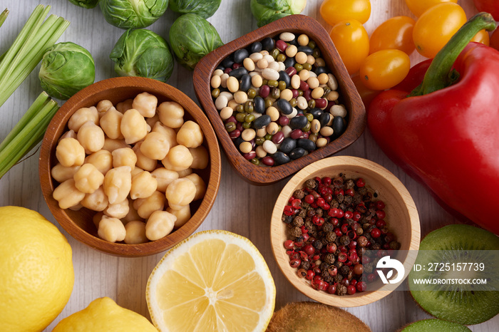 餐桌上有不同的蔬菜、种子和水果。健康饮食…素食、纯素食品烹饪
