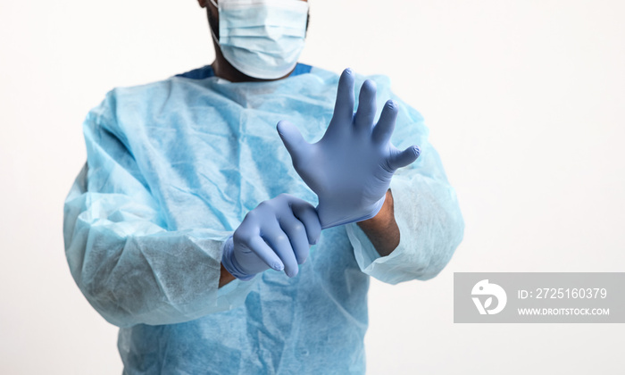 外科医生站在白色衣服上戴着外科手套的裁剪