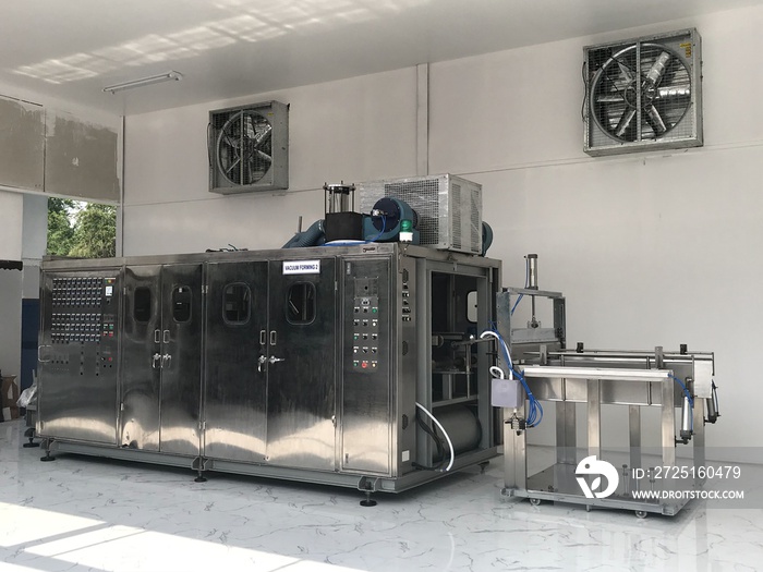 Vacuum thermoforming machine in the factory,Vacuum thermoforming machine is used for producing plast