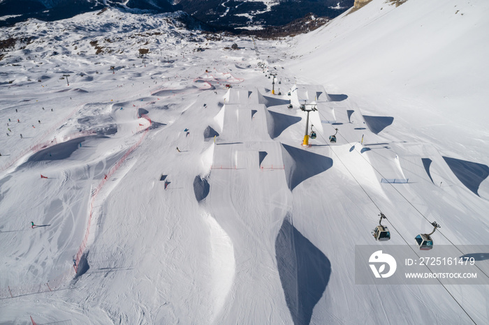 Ursus雪地公园的冬天无人机Madonna di Campiglio Italy Dolomites Trentino