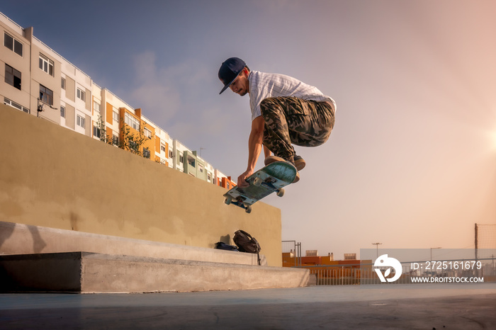 foto 2 (vuelo). El joven patinador hace un truco llamado boneless. skateboarding