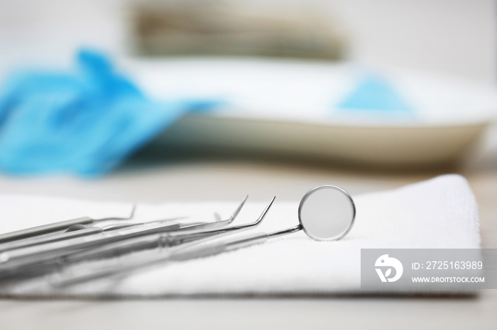 将牙医工具放在桌子上的餐巾上特写
