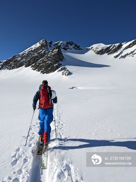 在瑞士山区进行一次很棒的滑雪之旅。在克拉里登冰川登山。美丽的莫