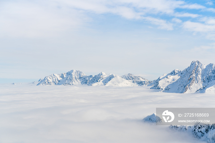 奥地利考纳塔尔冰川上的滑雪道全景。