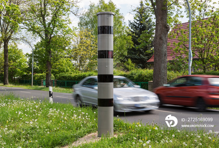 Zwei  Autos rasen an Blitzer vorbei