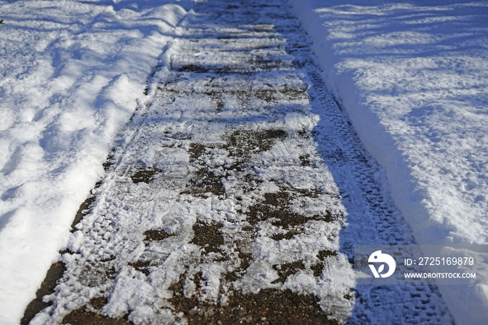 雪后清理人行道